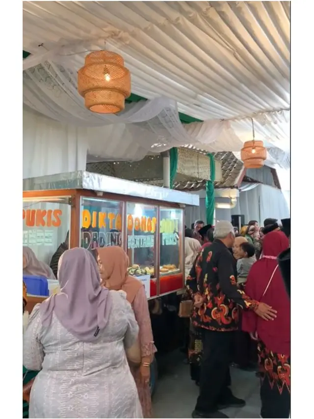 8 Potret Unik Pernikahan Digelar di Pasar Ini Viral, Hidangan Resepsi Bikin Ngiler