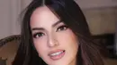 Wajah Nia Ramadhani dipulas makeup flawless dengan sentuhan nude pada lipstik maupun blush [@dhirmanputra]