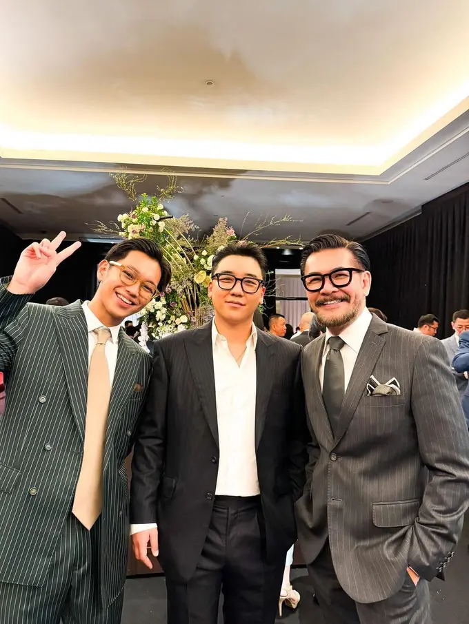 Potret Ferry Salim dan putranya Brandon bersama Seungri eks Bigbang di pernikahan Putri Sudali. [Foto: Instagram/ferrysal1m]