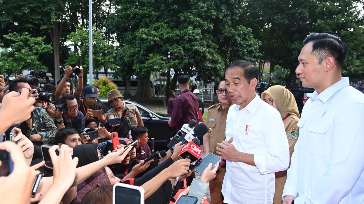 Serahkan 10 Ribu Sertifikat Tanah di Banyuwangi, Jokowi Harapkan Masyarakat Lebih Produktif Berita Viral Hari Ini Sabtu 18 Mei 2024