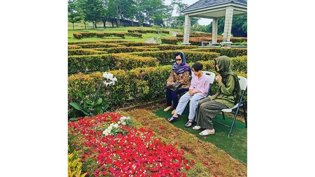 6 Momen Noah Sinclair Bareng Kakek Nenek, Selalu Diperhatikan