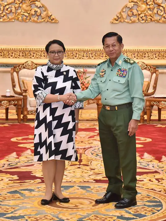 Menlu RI Retno Marsudi dan Panglima Angkatan Bersenjata Myanmar, Jenderal Senior U Min Aung Hlaing usai pertemuan di Ibu Kota Naypyidaw, Senin (4/9). Pertemuan itu membicarakan krisis kemanusiaan Rohingya. (Myanmar Office of Commander in Chief via AP)