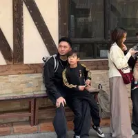 Momen Ananda Omesh dan Dian Ayu Lestari Ajak Anak Liburan ke Hongkong. (instagram/omeshomesh, instagram/dianayulestari)
