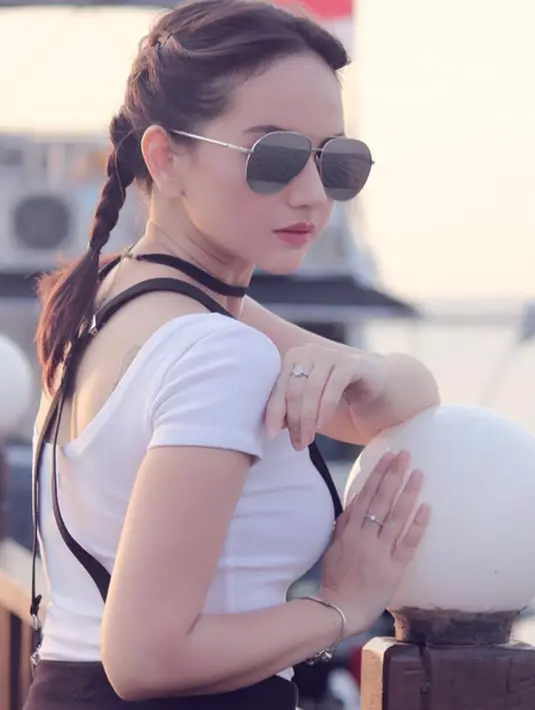 Meski sudah berusia 34 tahun, Angelica memiliki paras yang imut bak anak remaja. Terlebih lagi dirinya selalu cocok dengan gaya busana casual dan santai. Dengan kacamata hitam, auranya kian terpancar. (Liputan6.com/IG/@angelicasimp.new)