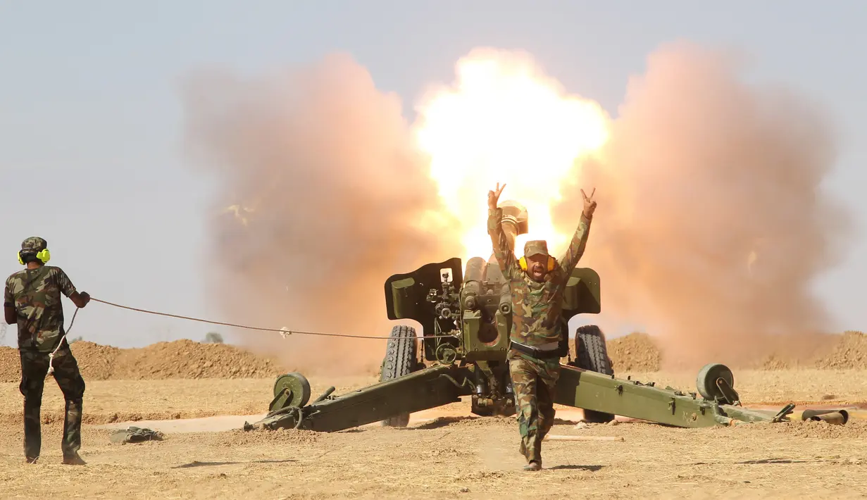 Pasukan Khusus Irak menembakan senjata artileri saat pertempuran dengan pasukan ISIS di selatan Mosul, Irak, Sabtu (29/10). Pasukan Khusus Irak terus menggempur ISIS yang menguasai kota Mosul. (REUTERS)