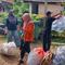 Warga Kecamatan Kramat Jati memilah sampah organik dan anorganik sebagai upaya mendukung program pemilahan sampah dari sumbernya, Senin (25/5/2026). (Antara)