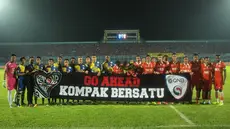 Pemain Arema Cronus dan Persija Jakarta berpose di depan slogan 'Go Ahead, Kompak Bersatu'. (Liga Indonesia)