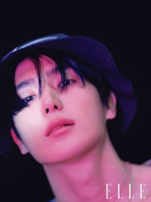 Hyunjae The Boyz melalukan pemotretan bersama ELLE Korea Edisi Januari 2022