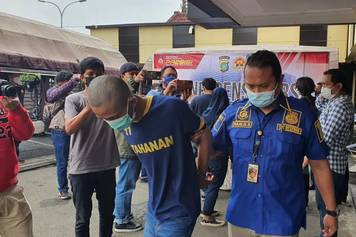 Tersangka pencurian rumah selebgram saat dibawa ke Polres Metro Depok