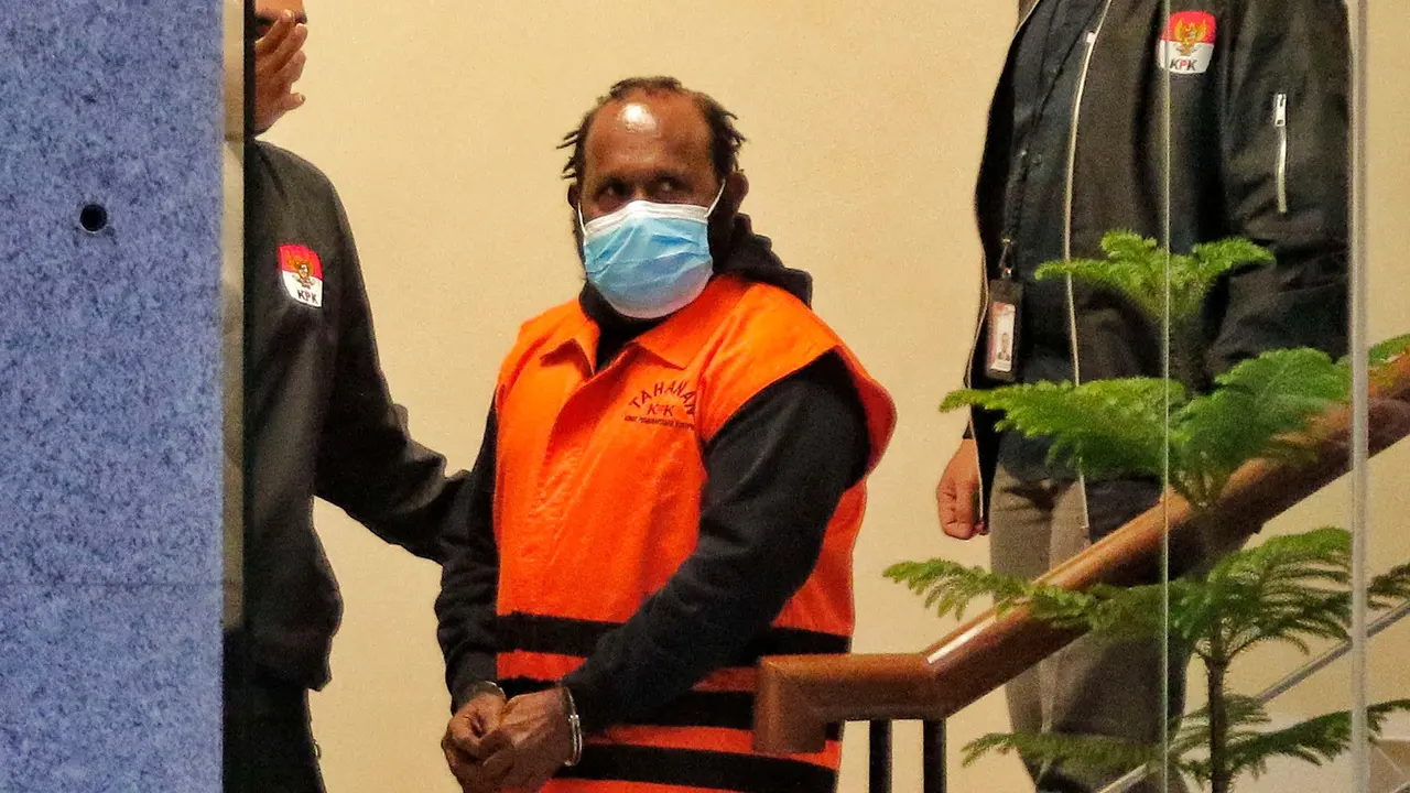 Bupati nonaktif Mamberamo Tengah Ricky Ham Pagawak Resmi Huni Rutan KPK