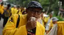 Ikatan Keluarga Besar UI (IKB UI) menyampaikan orasinya saat menggelar aksi solidaritas untuk dokter Robiah Khairani Hasibuan atau Ani Hasibuan di Kampus Universitas Indonesia, Jakarta, Jumat (17/5). Dalam aksinya, mereka menyerukan #SaveAniHasibuan. (Liputan6.com/Immanuel Antonius)
