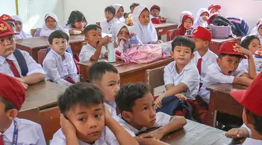 Sejumlah siswa bersiap mengikuti kegiatan berlajar pada hari pertama masuk sekolah di SDN Anyelir 1, Kota Depok, Jawa Barat, Senin (15/7/2024). (merdeka.com/Arie Basuki)