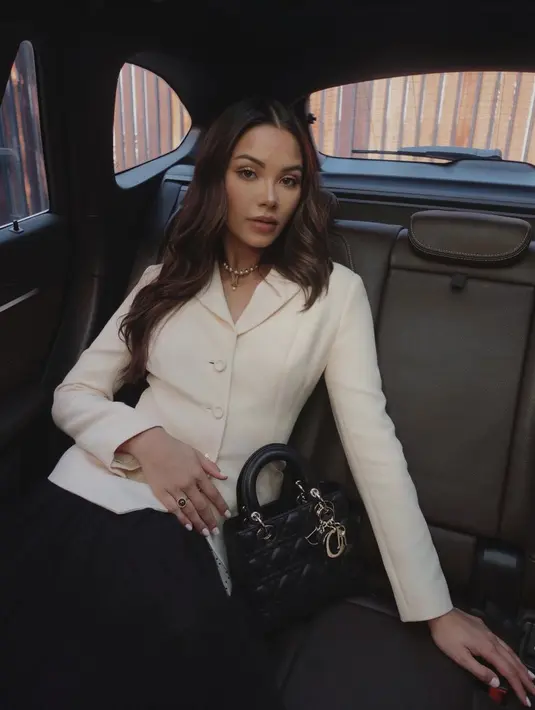 Tanpa logo mencolok, Alyssa kerap mengandalkan busana-busana dengan kualitas tinggi dan palet warna netral yang beri impresi elegan nan berkelas bak old money vibes.