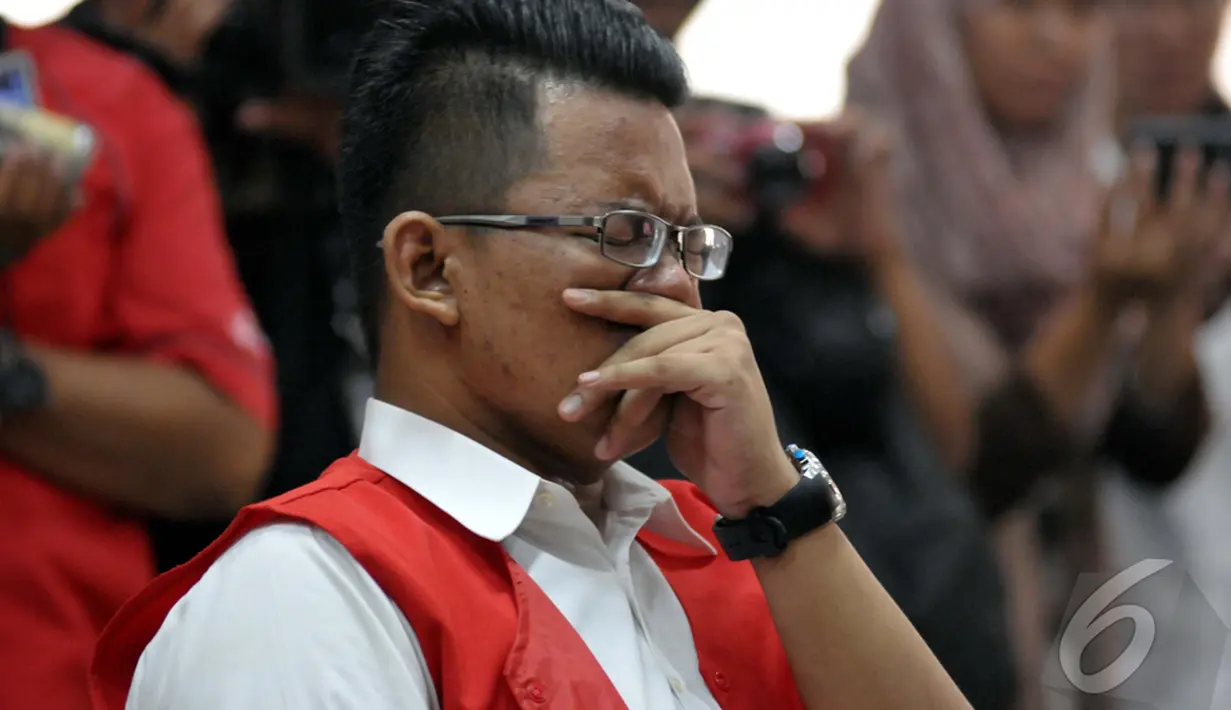 Ahmad Imam Al Hafitd tak kuasa menahan kesedihannya saat menjalani sidang lanjutan di Pengadilan Negeri Jakarta Pusat, Selasa (11/11/2014) (Liputan6.com/Panji Diksana)