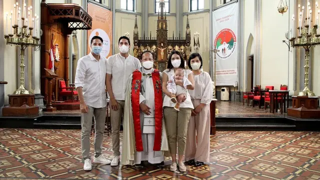 Tampil Gemas, Ini 7 Momen Pembaptisan Putra Marcel Chandrawinata di Katedral Jakarta