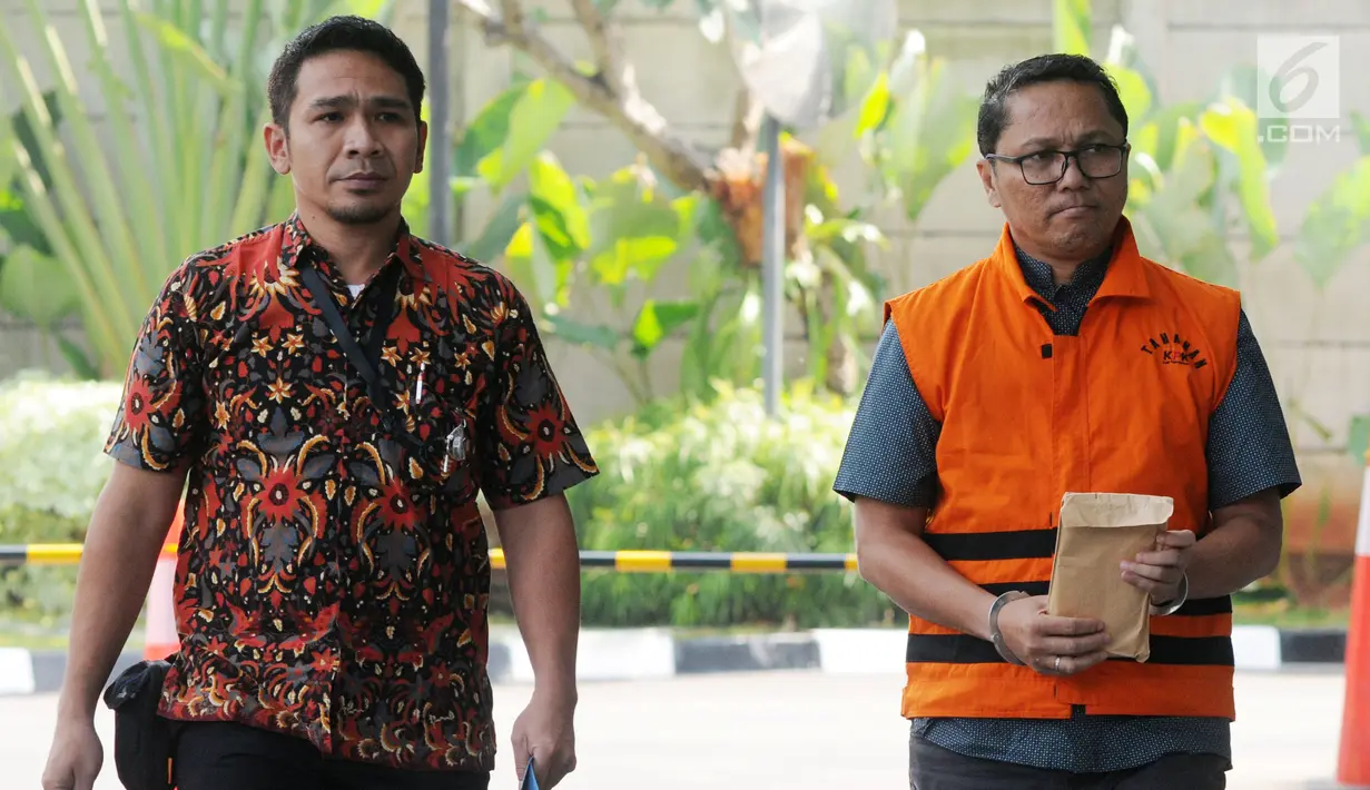 Kepala Bidang Perikanan Tangkap Dinas Kelautan dan Perikanan Provinsi Kepulauan Riau Budi Hartono (kanan) akan menjalani pemeriksaan perdana pascapenahanan di Gedung KPK, Jakarta, Selasa (16/7/2019). Budi diperiksa sebagai tersangka dugaan suap izin lokasi rencana reklamasi. (merdeka.com/DwiNarwoko)