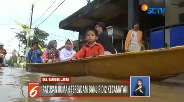 Banjir terparah melanda Kampung Bojong Asih, Kecamatan Dayeuhkolot, dengan ketinggian 1 meter dan menutup akses jalan menuju permukiman.