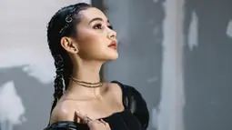 Kini, dirinya diketahui bermain dalam sinetron Cinta Setelah Cinta meski bukan menjadi pemeran utama. Namun, berkat akting yang ia lakukan, Sandrinna Michelle berhasil menyebet penghargaan dalam kategori Aktris Paling Ngetop di acara SCTV Awards 2022. (Liputan6.com/IG/@sandrinna_11)