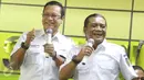 Penyanyi Didi Kempot bersama Direktur Utama PT KAI Edi Sukmoro bernyanyi bersama di Stasiun Gambir, Jakarta, Kamis (9/3). Bertepatan dengan Hari Musik Nasional, PT KAI menunjuk Didi Kempot sebagai Duta Kereta Api. (Liputan6.com/Immanuel Antonius)
