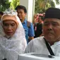 Pasangan Kosim (66) dan Markiyati (62) masih menunjukkan senyum semringah saat ikut nikah massal dari PKB. (Liputan6.com/Ika Defianti)