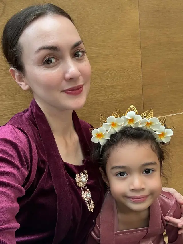 Rianti Cartwright dan Putrinya saat Rayakan Hari Kartini pakai kebaya. [@riantic]