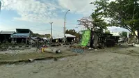 Sejumlah warga memeriksa kerusakan akibat gempa dan tsunami di Palu, Sulawesi Tengah , Sabtu (29/9). Gelombang tsunami setinggi 1,5 meter yang menerjang Palu terjadi setelah gempa bumi mengguncang Palu dan Donggala. (AFP /OLA GONDRONK)