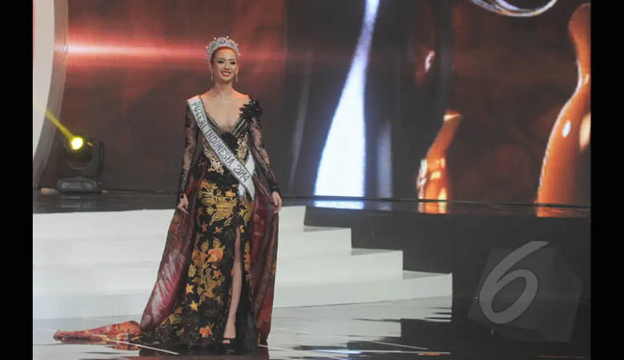 Puteri Indonesia 2014 Elvira Devinamira saat menghadiri malam Grand Finalis Puteri Indonesia 2015 di JCC, Jakarta, Jumat (20/2). Elvira digantikan oleh finalis dari Jawa Tengah Anindya Kusuma Putri. (Liputan6.com/Herman Zakharia)