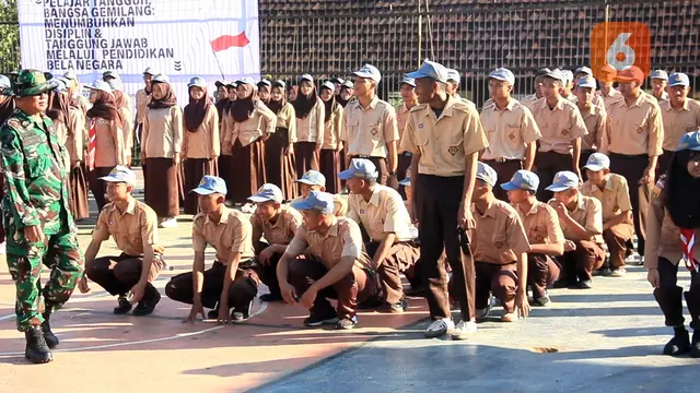 Siswa SMAN 1 Jampangtengah Kabupaten Sukabumi saat mengikuti kegiatan P5 dengan pelatihan bersama TNI Koramil Jampangtengah (Liputan6.com/Fira Syahrin).