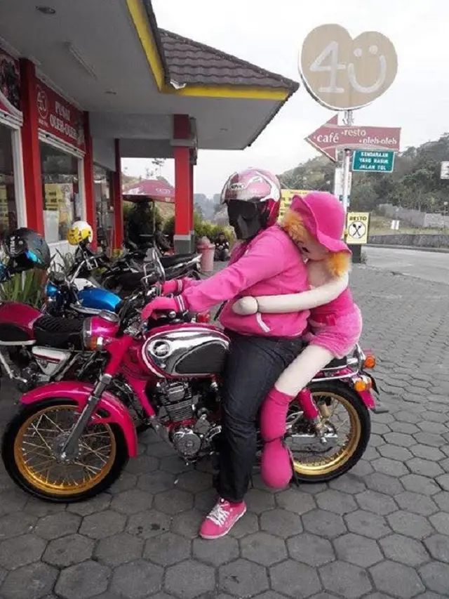 Kocak, Sejumlah Hal Absurd Ini Juga Bisa Diboncengi Dengan Motor