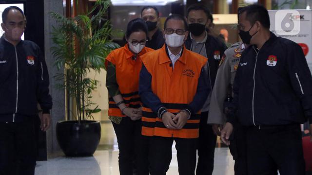 Diduga Terima Suap, Bupati Kapuas dan Istri Ditahan KPK