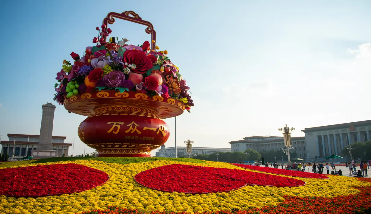 Sebuah "keranjang bunga" di Lapangan Tian'anmen di Beijing, ibu kota China (24/9/2020). Dekorasi setinggi 18 meter berbentuk keranjang bunga itu ditempatkan di tengah Lapangan Tian'anmen untuk menyambut masa libur Hari Nasional China mendatang. (Xinhua/Chen Zhonghao)