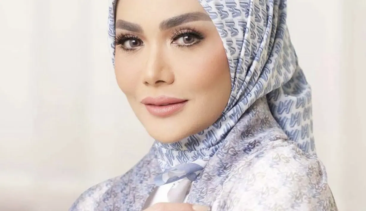 Mimi KD juga tampil soft dengan hijab bermotif yang cocok dengan riasan wajanya. @vanillahijab