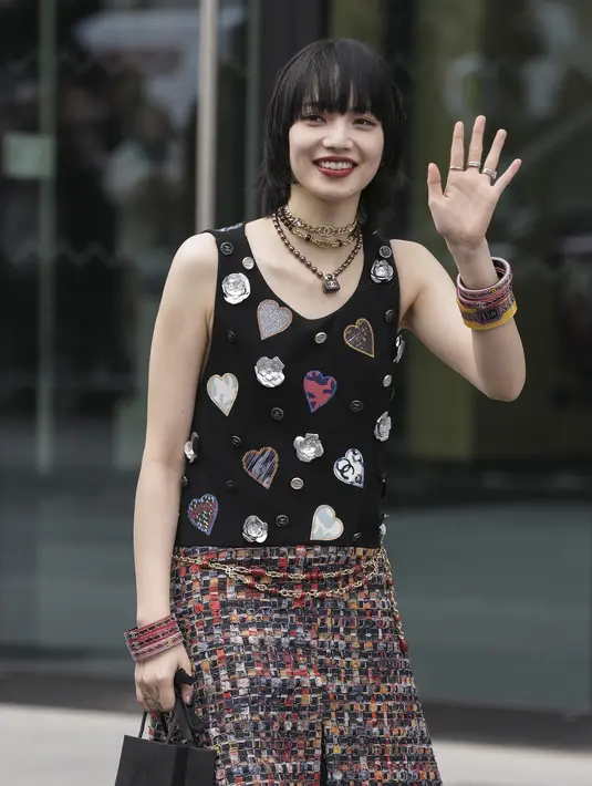 Nana Komatsu melambaikan tangan saat tiba menghadiri koleksi siap pakai Chanel Fall/Winter 2023-2024 Selama Paris Fashion Week, Selasa, 7 Maret 2023. Nana Komatsu dipilih sebagai bintang utama untuk campaign CHANEL Fall Winter 2023.  (Scott Garfitt/Invision/AP)