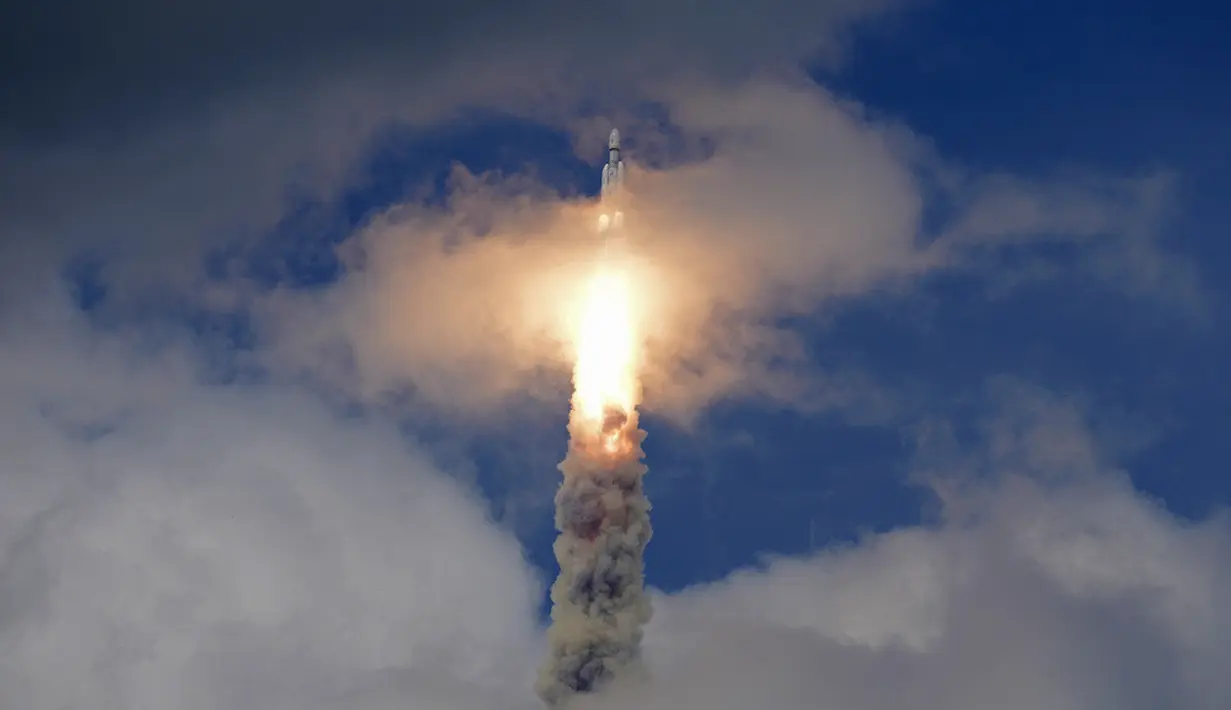 <p>Pesawat ruang angkasa India Chandrayaan-3 meluncur dari Satish Dhawan Space Center di Sriharikota, India, Jumat (14/7/2023). India sukses meluncurkan roket yang membawa pesawat Chandrayaan-3 menuju Bulan dari Sriharikota. (AP Photo/Aijaz Rahi)</p>