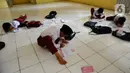 Murid Kelas V belajar di mushola  Sukagalih, Kampung Benda, Desa Mekargalih, Kecamatan Cikalong Kulon, Cianjur Senin (29/8/2022). Akibat tiga ruangan kelas rusak berat dan terancam ambruk, sejumlah murid terpaksa belajar di halaman dan musholla sejak awal pembelajaran tatap muka Juli kemarin. (merdeka.com/Arie Basuki)