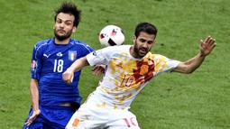 Cesc Fabregas. Gelandang tengah berusia 35 tahun yang masih aktif bermain di musim pertamanya bersama Como ini tercatat sudah tak lagi membela Timnas Spanyol usai berakhirnya Euro 2016. Saat itu Timnas Spanyol tersingkir di babak 16 besar usai kalah 0-2 dari Italia. Total ia mengoleksi 110 caps bersama Timnas Spanyol dengan torehan 15 gol dan 36 assist sejak melakukan debut pada 1 Maret 2006. (AFP/Philippe Lopez)