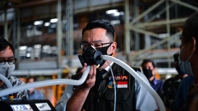 Gubernur Jabar Ridwan Kamil mencoba Ventilator Vent-I buatan PTDI dan ITB di kepada di Hanggar Fixed Wing PTDI, Jalan Pajajaran Bandung, Jumat, 24 April 2020. (Foto: Humas PTDI)