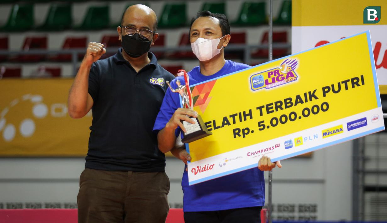 Pelatih Bandung Bjb Tandamata, Alim Suseno terpilih sebagai pelatih terbaik putri usai berhasil mengantar timnya meraih gelar juara Proliga 2022. (Bola.com/Bagaskara Lazuardi)
