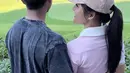 Berada di Korea, Kaesang dan Erina ini bermain golf. Erina mengenakan atasan pink, dengan skirt pleated putih dan topi cap Gucci di atas rambut ponytailnya. (@erinagudono)