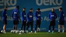 Para pemain Barcelona menghadiri sesi latihan di Joan Gamper Sports City di Sant Joan Despi (17/12/2019). Barcelona akan bertanding melawan Real Madrid dalam laga El Clasico di Camp Nou. (AFP/Lluis Gene)
