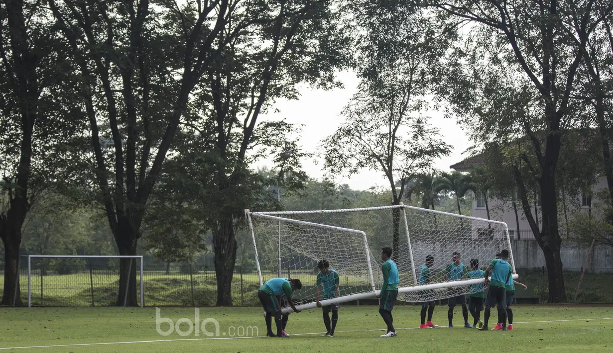 Para pemain Timnas Indonesia U-22 mengangkat gawang saat latihan di Lapangan SPH Karawaci, Tangerang, Minggu (7/5/2017). (Bola.com/Vitalis Yogi Trisna)