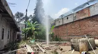 Semburan Air Bercampur Gas di Pemukiman Warga Kampung Leuwikotok, Desa Pasirlaja, Kecamatan Sukaraja, Kabupaten Bogor. (Liputan6.com/Achmad Sudarno)