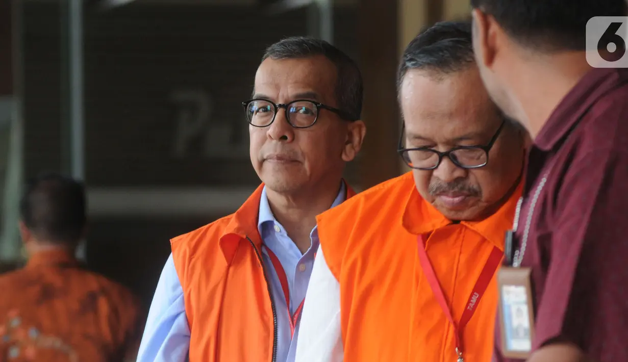 Mantan Direktur Utama PT Garuda Indonesia Emirsyah Satar (kiri) usai menjalani pemeriksaan di Gedung KPK, Jakarta, Jumat (01/11/2019). Satar diperiksa sebagai tersangka terkait kasus dugaan suap pengadaan mesin Rolls-Royce PLC untuk pesawat Airbus milik Garuda Indonesia. (merdeka.com/Dwi Narwoko)
