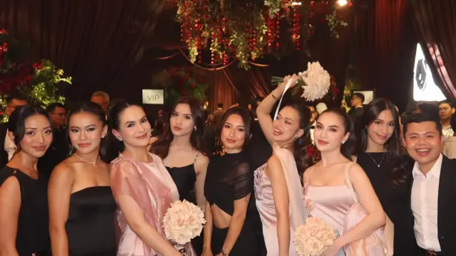 Bridesmaid dan tamu undangan di Pernikahan El Rumi–Syifa Hadju. (instagram.com/jennifercoppenreal20)