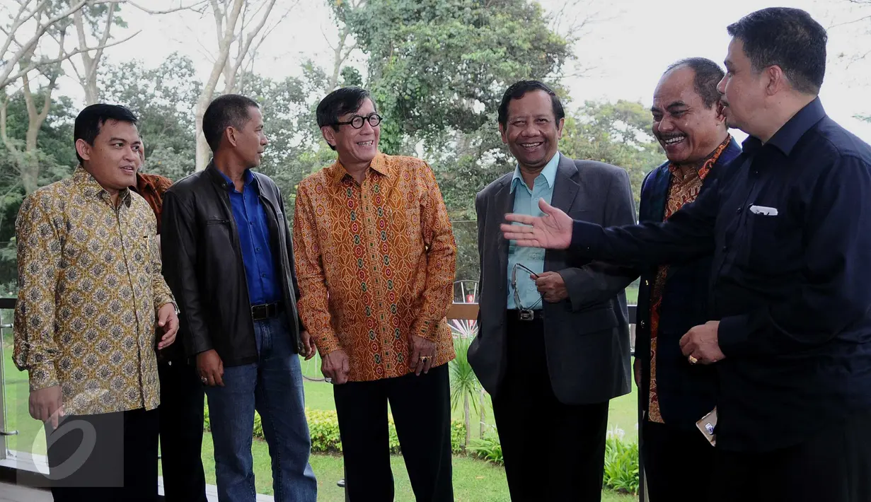 Menkumham, Yasonna Laoly, Mohammad Mahfud M.D dan para pakar ahli hukum berbincang usai rapat koordinasi di Bogor, Jawa Barat, Sabtu (24/9). (Liputan6.com/Gempur M Surya).