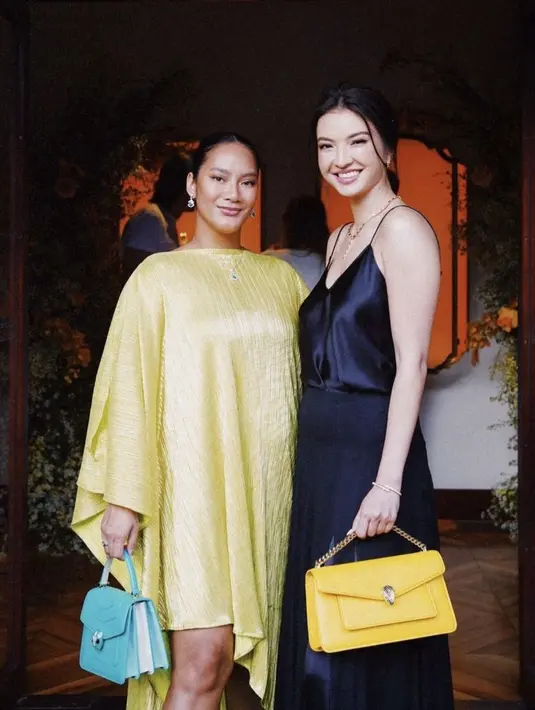 <p>Tara Basro dan Raline pun tampak berfoto bersama mengenakan outfit terbaik mereka. Dengan tas dan perhiasaan mewah dari BVLGARI.&nbsp;</p>