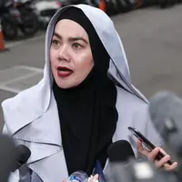 Jennifer Dunn menjalin hubungan spesial dengan suaminya, Sarita Mukti tak peduli