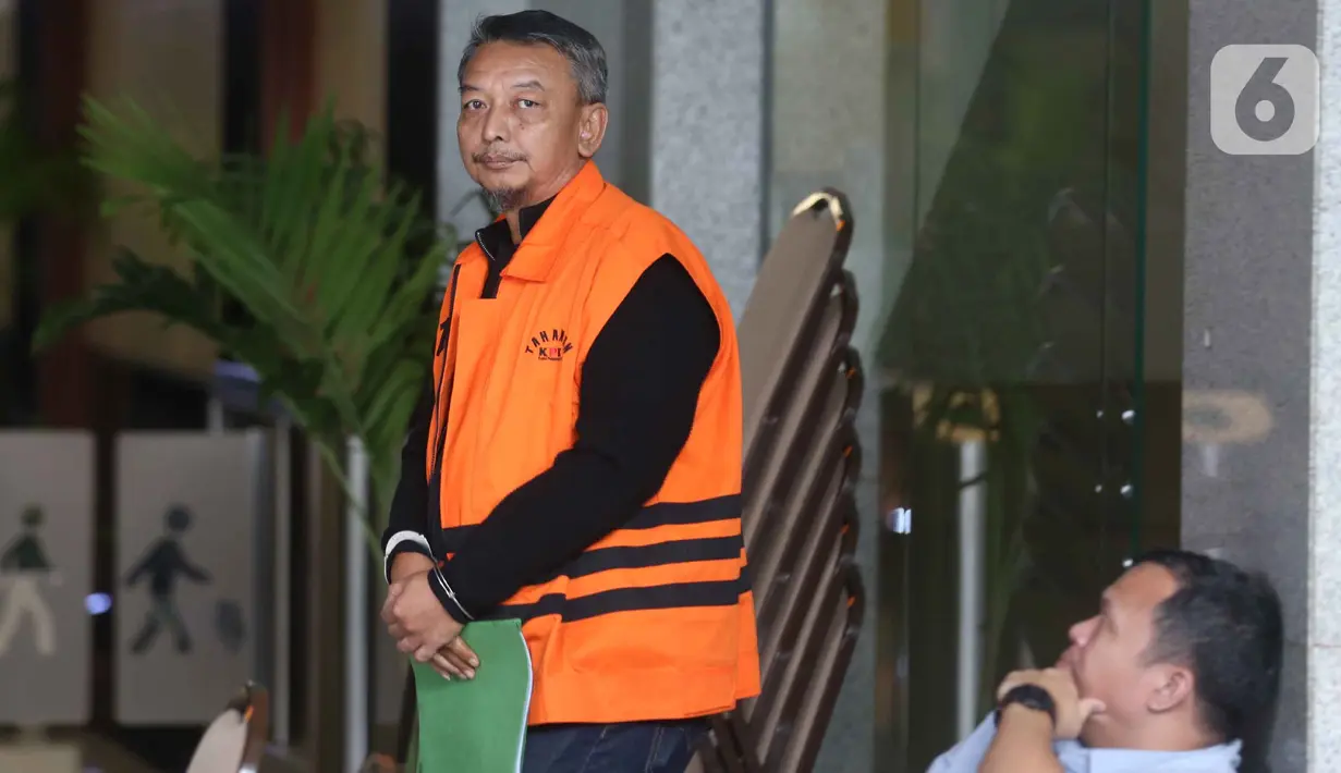 Tersangka kasus dugaan korupsi sengketa lahan, I Wayan Eka Mariarta, usai menjalani pemeriksaan lanjutan di Gedung Merah Putih Komisi Pemberantasan Korupsi (KPK), Jakarta, Selasa (5/5/2026). Mantan Ketua Pengadilan Negeri (PN) Depok, Jawa Barat, I Wayan Eka Mariarta kembali menjalani pemeriksaan lanjutan di Gedung Merah Putih Komisi Pemberantasan Korupsi (KPK), Jakarta. (Liputan6.com/Helmi Fithriansyah)
