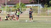 Mitra Kukar berlatih penalti di Lapangan Gelora Samudra, Kuta, satu hari jelang pertandingan melawan Arema Cronus. (Bola.com/Rizky Hidayat)