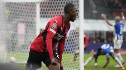 Di babak kedua AC Milan terus menggempur pertahanan FC Porto. Hasilnya di menit ke-61 pemain Porto, Chancel Mbemba, mencetak gol bunuh diri dan membuat skor pun berubah menjadi 1-1. (AP/Luca Bruno)